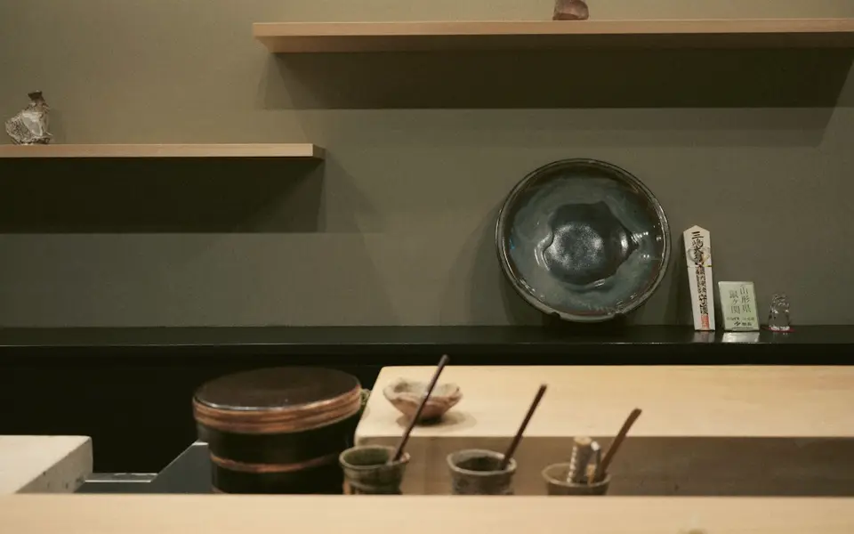 器が並ぶ和のカウンター